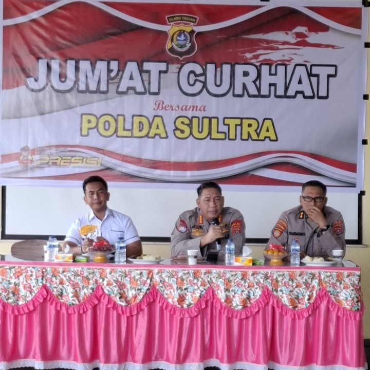 Dir Binmas Polda Sultra Kombes Pol Antonius Danang H.W (tengah) saat memimpin pelaksanaan Jumat Curhat